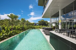 Una piscina al aire libre