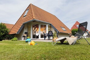 Property grounds - Vacation home Westertill 10 next to the playground and family-friendly. (Wurster Nordseeküste)