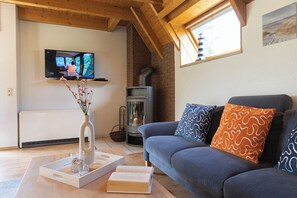 TV, fireplace, DVD player, stereo - Vacation home Lichtes Haus am Feld. With two terraces and close to the coast. (Wurster Nordseeküste)