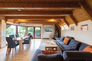 TV, fireplace, DVD player, stereo - Vacation home Lichtes Haus am Feld. With two terraces and close to the coast. (Wurster Nordseeküste)