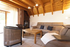 Televisie, een open haard, een dvd-speler en een stereo