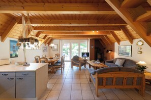 Interior - Vacation home Medemsand 4 with open kitchen and surrounded by greenery. (Wurster Nordseeküste)