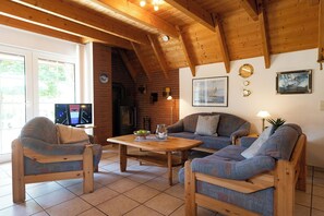 TV, fireplace, DVD player, stereo - Vacation home Medemsand 4 with open kitchen and surrounded by greenery. (Wurster Nordseeküste)