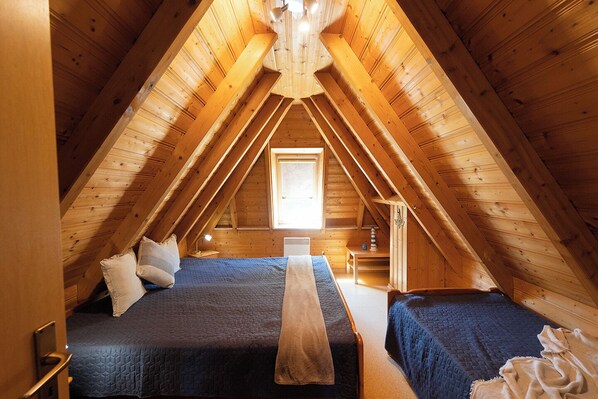 2 habitaciones, tabla de planchar con plancha y cuna de viaje 