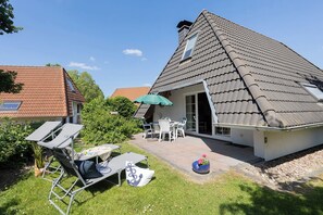 Outdoor dining - Vacation home Medemsand 4 with open kitchen and surrounded by greenery. (Wurster Nordseeküste)