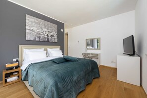 5 bedrooms, iron/ironing board, travel cot, free WiFi - Villa Agave - Four Bedroom Villa with Swimming Pool (Zaton)
