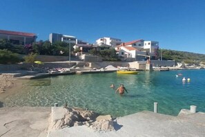 På stranden och solstolar