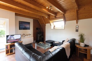 TV, fireplace, DVD player, stereo - Vacation home Ostertill 5 with open kitchen and North Sea flair. (Wurster Nordseeküste)