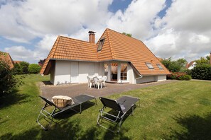 Terrace/patio - Vacation home Ostertill 5 with open kitchen and North Sea flair. (Wurster Nordseeküste)