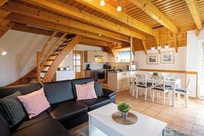 Télévision, cheminée, chaîne hi-fi