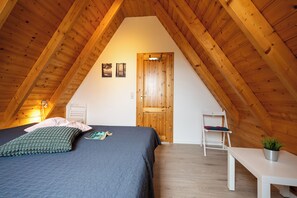 3 habitaciones, tabla de planchar con plancha y cuna de viaje