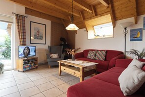 Una televisión, una chimenea, un reproductor de DVD