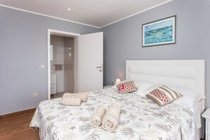 1 habitación, tabla de planchar con plancha y wifi gratis 