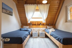 3 habitaciones, tabla de planchar con plancha y cuna de viaje