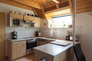 Kylskåp, mikrovågsugn, ugn och diskmaskin