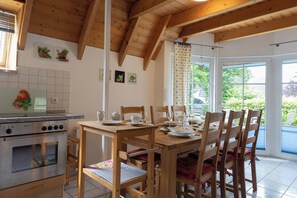 Dining - Vacation home Medemsand 8, bright and with a beautiful garden. (Wurster Nordseeküste)