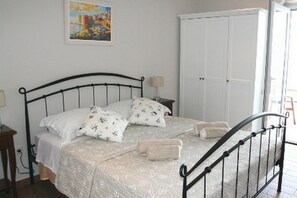 Iron/ironing board, travel crib, free WiFi