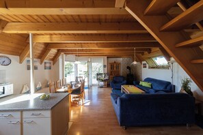 Fernseher, Kamin, Stereoanlage