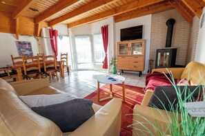 Fernseher, Kamin, DVD-Player, Stereoanlage