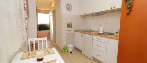 Geladeira, cooktop, mesas de jantar