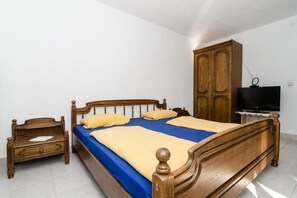 2 chambres, fer et planche à repasser, lit de bébé portatif