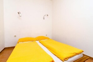 Iron/ironing board, travel cot, free WiFi