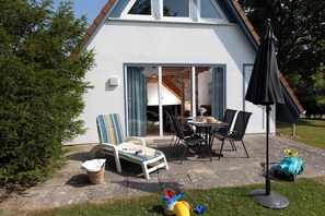 Outdoor dining - Vacation home Westertill 33, lovingly furnished and close to the beach. (Wurster Nordseeküste)