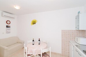 Interior - Apartments Villa Dingač- Borak - Standard One Bedroom Apartment with Balcony and Sea View No. 3 (Potomje)