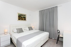 2 bedrooms, travel cot, free WiFi