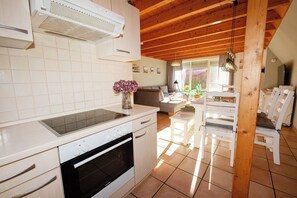 Fridge, microwave, oven, stovetop - Vacation home family Buechler. Close to the beach and relaxing. (Wurster Nordseeküste)
