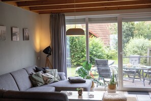 Télévision, cheminée, lecteur de DVD, chaîne hi-fi