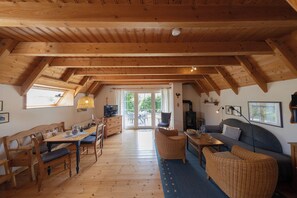 TV, peis, DVD-spiller og stereoanlegg