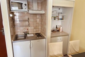 Fridge, microwave, stovetop, dining tables - Apartment Tomasović Old Town - One-Bedroom Apartment (Dubrovnik)