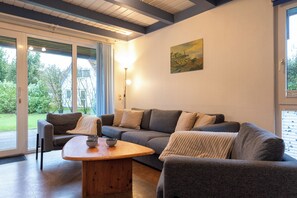 TV, DVD player, stereo - Vacation home on the Wadden Sea. Harmonious and family-friendly. (Wurster Nordseeküste)