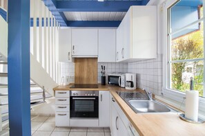 冷蔵庫、電子レンジ、オーブン、コンロ