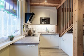 Fridge, microwave, oven, stovetop - Vacation home Knechtsand 20 with a densely overgrown garden and close to the beach. (Wurster Nordseeküste)