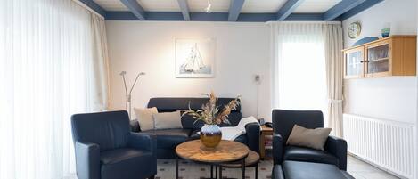 Fernseher, DVD-Player, Stereoanlage