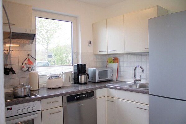 Kjøleskap, mikrobølgeovn, ovn og kokeplater