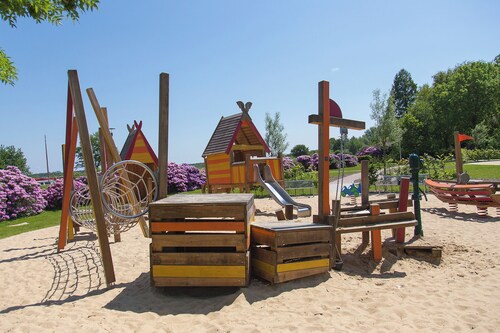 Vacation home Kiebitzmoor 7, at ground level and surrounded by greenery.