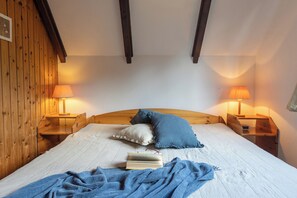 3 quartos, ferros/tábuas de passar roupa, berço de viagem