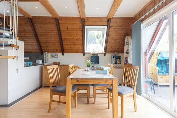 Dining - Vacation home Robbenplate 7 with conservatory and beach chair. (Wurster Nordseeküste)