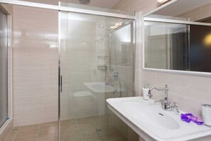 Shower, hair dryer, bidet - Villa Falcon Rook - Four-Bedroom Villa with Terrace and Swimming Pool (Dubravka)