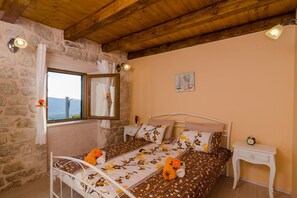 4 chambres, fer et planche à repasser, lit de bébé portatif