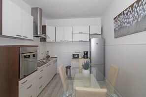 Frigorifero, microonde, forno, piano cottura