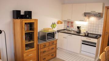 Frigorífico, microondas, lavavajillas y cafetera o tetera