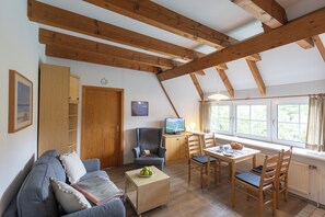 Una televisión, un reproductor estéreo