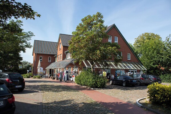 Parking - Achtern Diek Vacation Rental 2-33: Thatched roof; dogs allowed. (Wurster Nordseeküste)