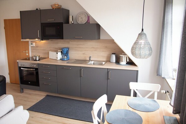 Kjøleskap, mikrobølgeovn, ovn og kokeplater