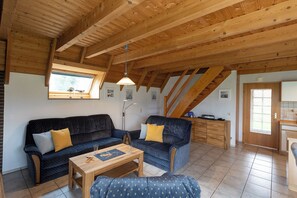 Televisión, chimenea y estéreo 