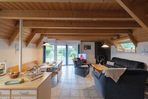 Fernseher, Kamin, Stereoanlage